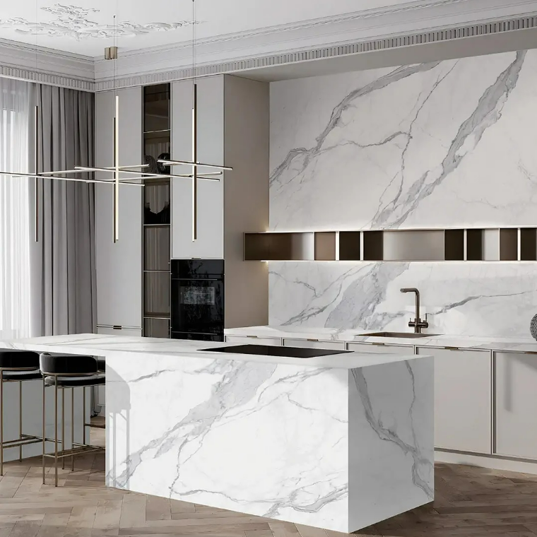 Cocina con isla en piedra blanca veteada