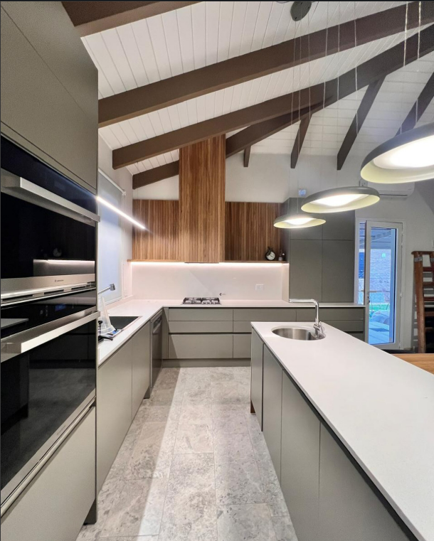 Cocina moderna con isla y bacha bajo mesada